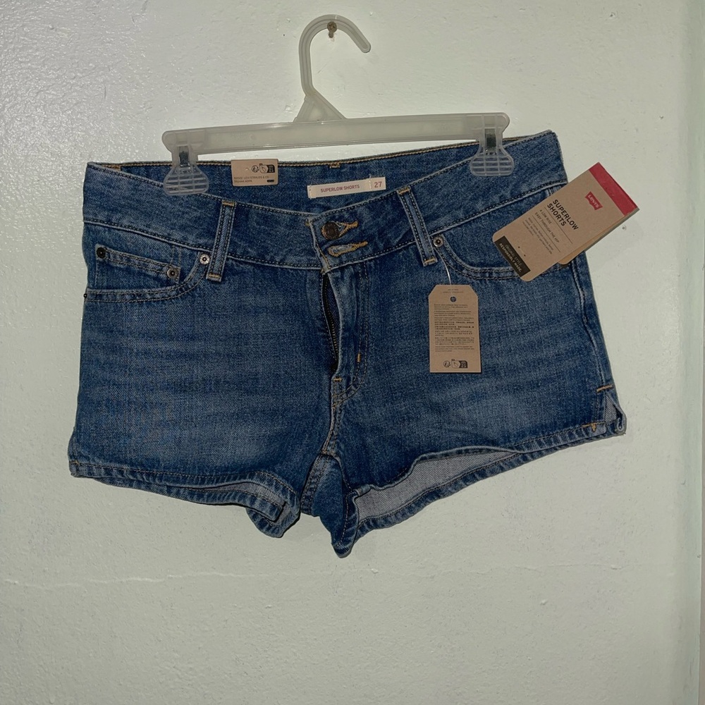 levi shorts size 27
